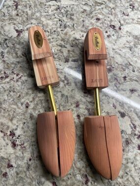 Stratton split toe cedar shoe tree size medium